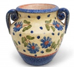 ANTIGO VASINHO COM DUAS ALÇAS EM CERÃMICA ITALIANA PINTADO A MÃO. MARCA ITALICA ARS. PEÇA MARCADA NA BASE. MEDINDO 10.5 X 10 X 11 CM