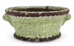 ANTIGO E PEQUENO CACHEPOT EM CERÃMICA VITIRIFICADA PROVAVELMENTE EUROPÉIA. MEDINDO 11.5 X 16 X 25.5 CM
