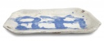 ANTIGA TRAVESSA EM CERÃMICA ARTISTICA VITRIFICADA. ASSINADA NA BASE. MEDINDO 14.5 X 26 CM