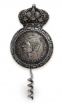 ANTIGO SACA ROLHAS ESPANHOL EM METAL ESPESSURAADO A PRATA CONSTANDO DE UM LADO O BRASÃO DE ARMAS DA ESPANHA E NO OUTRO OM PERFIL DE ALFONSO XII. . MEDINDO 12 X 6.5 CM