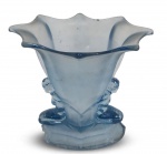ANTIGO VASO EM VIDRO FRANCÊS NO ESTILO ART DECO NO TOM AZUL. PEÇA COM QUEBRADO NA BASE CONFORME FOTOS. MEDINDO 23.5 X 19 X 24 CM