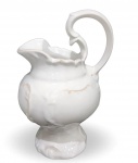 ANTIGA JARRA EM PORCELANA ESMALTADA COM DECORAÇÃO EM AKTO RELEVO. MEDINDO 24 X 13 X 17 CM