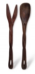 LOTE COM DOIS TALLHERES DE SERVIR EM MADEIRA ENTAHADA. MEDINDO A COLHER 31 CM E O GARFO 30.5 CM