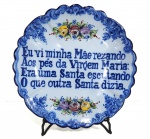 ANTIGO MEDALHÃO EM FAIANÇA PORTUGUESA DE ALCOBAÇA RICAMENTE DECORADO. MEDINDO 31 CM