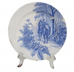 ANTIGO PRATO DE COLEÇÃO EM CÉRÃMICA HOLANDESA DECORAÇÃO DE CAÇADA NA TOM AZUL. MEDINDO 20.5 CM