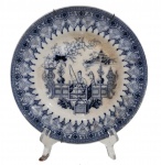 ANTIGO PRATO DE COLEÇÃO EM FAIANÇA DECORAÇÃO CHINOISERIE NO TOM AZIL. PEÇA MARCADA NA BASE. ACOMPANHA SUPORTE DE PAREDE. MEDINDO 24 CM