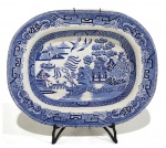 ANTIGA TRAVESSA RETANGULAR EM FAIANÇA INGLESA  DECORAÇÃO POMBINHO NO TOM AZUL .ACOMPANHA SUPORTE DE PAREDE. MEDINDO 27 X 34 CM