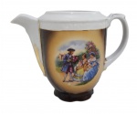 ANTIGA LEITEIRA EM PORCELANA POLONESA CHODZIEZ COM DECORAÇÃO CENA GALANTE. MEDINDO 8.5 X 7 X 12  CM