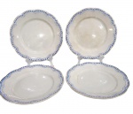 CONJUNTO DE QUATRO PRATOS RASOS EM FAIANÇA PORTUGUESA DE SACAVÉM MARCA GILMAN  & CIA. DECORADO COM BORDAS NO TOM AZUL. UM COM RACHADO. MEDINDO 25 CM