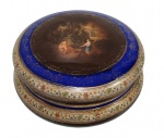 ANTIGA CAIXA PORTA JÓIAS EM PORCELANA TCHECA F.S.K CRICAMENTE DECORADA. COM RESTAURO NA TAMPA (COLADA).   MEDINDO 7 X 12.5 CM
