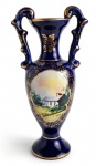 ANTIGO VASO NO FORMATO DE ANFORA EM CERÃMIXA PORTUGUESA DE ALCOÇAÇA MARCA ELPA NO TOM AZUL COBALTO. MEDINDO 18 X 5.5 CM