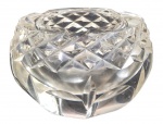 ANTIGO CINZEIRO EM CRISTAL EUROPEU  RICAMENTE LAPIDADO. COM PEQUENO BICADINHO. MEDINDO 5.5 X 8.5 CM