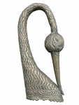 ANTIGA ESCULTURA EM FOLHA DE METAL REPRESENTANDO UMA GARÇA. MEDINDO 25 X 11 X 4 CM