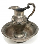 ANTIGO GOMIL COM BACIA NO ESTILO ART NOUVEAU EM METAL ESPESSURADO A PRATA. PERDAS NO  BANHO. PEÇAS COM MOSSAS. CONFORME FOTOS. MEDINDO O GOMIL 41 X 15 X 28.5 CM E A BACIA 18 X 43.5 CM;