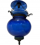 ANTIGA LUMINÁRIA EM FORMA DE BOLA EM VIDRO NO TOM AZUL COM APLICAÇÕES EM METAL. NÃO TESTADA SEU FUNCIONAMENTO. MEDINDO 54 X 24 CM
