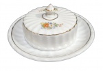 POZZANI - ANTIGA MANTEGUEIRA EM PORCELANA CANELADA COM DECORAÇÃO FLORAL. COM BICADO INTERNO. MEDINDO 6 X 14 X 14 CM