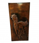 ANTIGO QUADRO RETRATANDO CAVALO EM FOLHA DE COBRE. SOBRE EUCATEX.  ASSINADO E DATADO LAS 76. MEDINDO 118 X 57 CM.   OBS: ESTE LOTE NÃO PODE SER DESPACHADO VIA CORREIOS DEVIDO A SEU TAMANHO