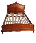 ANTIGA CAMA DE CASAL EXECUTADA EM PEROBA DO CAMPO NO ESTILO CHIPANDELE. MEDINDO 118 X 200 X 138 CM. MEDIDA DO COLCHÃO 193 X 131 CM (ESTRADO INTERNO )