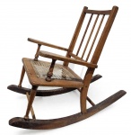ANTIGA CADEIRA DE BALANÇO INFANTIL CONFECCIONADA EM MADEIRA NOBRE E ASSENTO EM PALHA INDIANA. COM RESTAURO NA BASE C ONFORME FOTOS. MEDINDO 67 X 77 X 35 CM