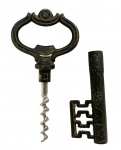 ANTIGO SACA ROLHAS NO FORMATO DE CHAVE EXECUTADO EM METAL. MEDINDO 13 X 5.5 CM