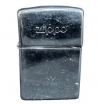 ANTIGO ISQUEIRO AMERICANO MARCA ZIPPO. PEÇA MARCADA. NÃO TESTADO E SEM GARANTIAS FUTURAS, MEDINDO 5 X 3.5 CM