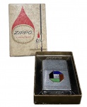 ANTIGO ISQUEIRO AMERICANO MARCA ZIPPO. " CHASE MANHATTAN BANK". PEÇA MARCADA. E EM SEU ESTOJO ORIGINAL.  NÃO TESTADO E SEM GARANTIAS FUTURAS, MEDINDO 12 X 7 X 15 CM A CAIXA