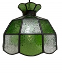 ANTIGA LUMINÁRIA RETRÔ PENDENTE DA DÉCADA DE 60 COM VIDROS MARTELADOS NO TOM VERDE E TRANSLÚCIDO. TEM UM VIDRO VERDE RACHADO. MEDINDO 27 X 34.5 X 37 CM