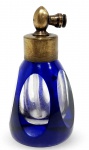 ANTIGO PERFUMEIRO EM CRISTAL LAPIDADO NA COR AZUL. MARCADO MIKADO. MEDINDO 6.5 X 3.5 CM