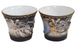 DOIS COPINHOS PARA SAQUÊ EM PORCELANA ORIENTAL DITA CASCA DE OVO. DESENHO DE GUEIXA NO FUNDO. MEDINDO 4 X 4 CM