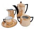 CONJUNTO DE PEÇAS DE SERVIR PARA CAFÉ EM PORCELANA ORIENTAL COMPOSTO DE BULE ; LEITEIRA; AÇUCAREEIRO (SEM TAMPA ) E 1 XÍCARA DE CAFÉ COM PIRES. MEDINDO O BULE 15 X 7 X 14 CM; LEITEIRA 8.5 X 6 X 8.5 CM ; AÇUCAREIRO 6 X 7.5 X 10.5 CM; XÍCARA DE CAFÉ 4.5 X 5 X 6 CM E O PIRES 10.5 CM