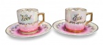 PORCELANA MAUÁ - ANTIGO PAR DE XÍCARAS DE CAFÉ EM PORCELANA PINTADA A MÃO. DITA EU E VOCÊ. MEDINDO A XÍCARA 5 X 5 X 6 CM E O PIRES 10.5 CM