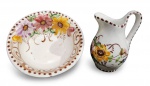 ANTIGO GOMIL COM BACIA EM FAIANÇA PORTUGUESA COM DECORAÇÃO FLORAL. PEÇA PEQUENA. PEÇA MARCADA NA BASE. BICADINHO NA BORDA DA BACIA. MEDINDO O GOMIL 9 X 6 X 7 CM E A BACIA 3.5 X 11 CM