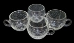 QUATRO CANEQUINHAS EM CRISTAL. UMA COM RACHADO E OUTRA COM BICADO. MEDINDO 7 X 8 X 11 CM