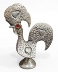 ANTIGA ESCULTURA EM METAL REPRESENTANDO GALO DE BARCELOS. MEDINDO 9 X 8 X 3.5 CM