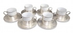 CONUNTO DE SEIS XÍCARAS DE CAFÉ EM PORCELANA POZZANI COM SUPORTES E PIRES EM METAL MARCA CRISTOFOLI. MEEDINDO A XICARA 5 X 5.5 X 7 CM O SUPORTE 9 X 5 CM E O PIRES 9 X 5 CM