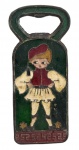 ANTIGO ABRIDOR DE GARRAFAS COM DESENHO DE UMA MENINA ALEMÃ. MARCDAO BRONZE. MEDINDO 9 X 3.5 CM