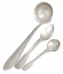 LOTE COM TRÊS TALHRES EM METAIS DIVERSOS.MARCADOS ALPACA RÁDIO; GOMBAULT E POTOSI SILVER. SENDO A COLHER MARCA GOMBAULT MEDINDO 20.5 CM ; CONCHA DE MOLHEIRA POTOSI SILVER MEDINDO 13.5 CM E CONCHA DE SOPA ALPACA RÁDIO MEDINDO 32 X 8.5 CM