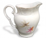 ANTIGA LEITEIRA EM PORCELANA MAUÁ COM DECORAÇÃO FLORAL. MEDINDO 13.5 X 9 X 14 CM