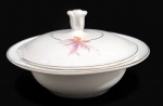 ANTIGA MANTEGUEIRA EM PORCELANA MAUÁ COM DECORAÇÃO FLORAL. BICADO  NA TAMPA E BORDA.  MEDINDO 9 X 14 CM