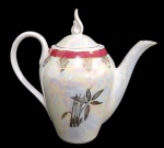 ANTIGO BULE EM PORCELANA ABECE COM DECORAÇÃO FLORAL . COR VINHO E ORANADA A OURO. MEDINDO 17 X 9 X 18 CM