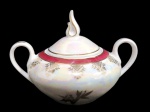 ANTIGO AÇUCAREIRO EM PORCELANA ABECE COM DECORAÇÃO FLORAL . COR VINHO E ORANADA A OURO. MEDINDO 9.5 X 10.5 X 15 CM