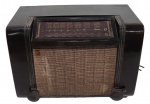 ANTIGO RÁDIO VALVULADO COM CAIXA EM BAQUELITE MARCA PHILIPS. NÃO ESTÁ FUNCIONANDO. MEDINDO 20.5 X 18 X 29.5 CM
