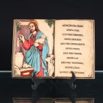 Placa devocional de parede em formato de livro aberto, em estuque policromado, com composição em relevo representando Jesus Cristo como o Bom Pastor, nimbado, portando cajado e cordeiro nos braços, acompanhado por outros ovinos junto aos pés. Página oposta com a inscrição Bênção da Casa, seguida de oração alusiva à proteção do lar, à paz e ao afastamento da tristeza, sofrimento, temor e discórdia. Moldagem simulando páginas, lombada e folhas do volume. Policromia em vermelho, azul, verde, castanho e ocre, com contornos escurecidos. Verso provido de gancho para suspensão. Medidas: Alt.: 15,5 x Comp.:21,5  x Larg.: 3cm.