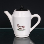 Bule para café em cerâmica esmaltada branca, de corpo cilíndrico assente sobre base circular, com bico alongado de perfil ascendente e alça arqueada. Tampa em esmalte de tonalidade preta, rematada por pomo de formato ovoide. Face frontal com decoração lúdica por decalque policromado representando vaca estilizada, com manchas castanhas, coleira com sino e laço cor-de-rosa preso à cauda, sobre vegetação. Medidas: Alt.: 18 x Comp.: 21 x Larg.: 11cm
