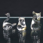 Três(03) esculturas zoomórficas em cristal incolor. Composto por representações estilizadas de cisne, urso e gato, executadas em cristal incolor maciço, modelado a quente, com elementos modelados e aplicados e acabamento polido. Elefante conserva etiqueta dourada da manufatura Di Fiori  A Grife do Cristal. Peças de produção brasileira, reunidas em conjunto.