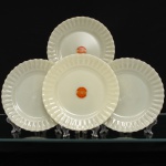 Quatro(04) pratos rasos da linha Colorex, Companhia Vidraria Santa Marina, Brasil, c.1960-1970. Confeccionados em vidro opalino, de tonalidade marfim, aba canelada em relevo e bordo ondulado. Conservam etiquetas originais com as inscrições Um produto garantido pela Colorex  - Cia. Vidraria Santa Marina. No reverso, marca moldada IND. BRAS. Colorex S.M. MARCA REG., acompanhada de numeração de molde. A marca Colorex foi lançada pela Companhia Vidraria Santa Marina em 1961, integrando a produção de utensílios domésticos em vidro opalino difundida nos lares brasileiros durante as décadas de 1960 e 1970. Sem uso. Medida: Diam.: