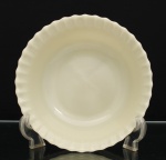 Bowl da linha Colorex, Companhia Vidraria Santa Marina, Brasil, c.1960-1970. Confeccionado em vidro opalino, de tonalidade marfim, aba canelada em relevo e bordo ondulado. No verso, marca moldada IND. BRAS. Colorex S.M. MARCA REG., acompanhada de numeração de molde. A marca Colorex foi lançada pela Companhia Vidraria Santa Marina em 1961, integrando a produção de utensílios domésticos em vidro opalino difundida nos lares brasileiros durante as décadas de 1960 e 1970. Medida: Alt.: x Diam.: