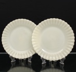 Dois(02) pratos rasos da linha Colorex, Companhia Vidraria Santa Marina, Brasil, c.1960-1970. Confeccionados em vidro opalino, de tonalidade marfim, aba canelada em relevo e bordo ondulado. No verso, marca moldada IND. BRAS. Colorex S.M. MARCA REG., acompanhada de numeração de molde. A marca Colorex foi lançada pela Companhia Vidraria Santa Marina em 1961, integrando a produção de utensílios domésticos em vidro opalino difundida nos lares brasileiros durante as décadas de 1960 e 1970. Sem uso. Medida: Diam.: