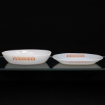 Duas(02) travessas em vidro opalino de tonalidade branco leitoso, dotada de decoração aplicada por estampagem de tonalidade laranja, padrão geométrico conhecido popularmente como "gravatinha". Fabricado no Brasil pela empresa Brasividro S.A., sob a marca Termo-Rey, durante a década de 1970. Medidas: Alt.: x Comp.: x Larg.: ;  Alt.: x Comp.: x Larg.: