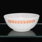 Bowl em vidro opalino de tonalidade branco leitoso, formato hemisférico profundo, dotado de decoração aplicada por estampagem de tonalidade laranja, padrão geométrico conhecido popularmente como "gravatinha". Fabricado no Brasil pela empresa Brasividro S.A., sob a marca Termo-Rey, durante a década de 1970. Medidas: Alt.: x Diam.: